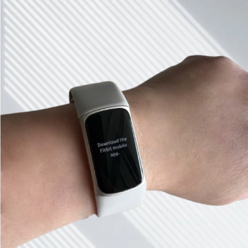 Fitbit Charge 5 Smart Tracker - Picture 6 of 7